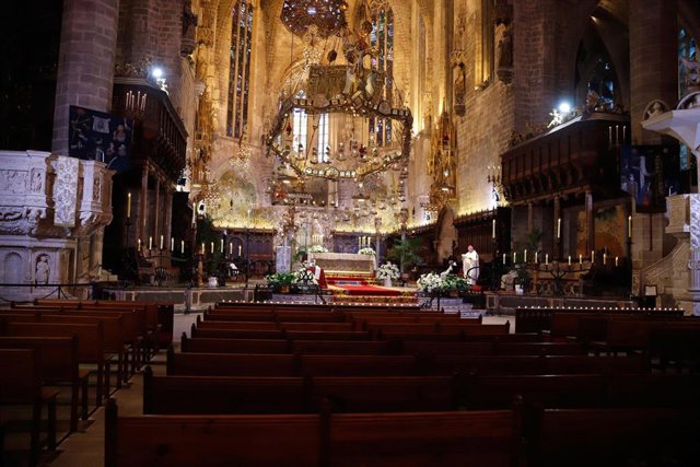Archivo - El interior de la Catedral, durante una de las celebraciones de Semana Santa 2020.