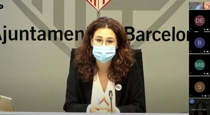 La teniente de alcalde de Derechos Sociales de Barcelona, Laura Pérez, presenta la medida para combatir la precariedad laboral de las mujeres.