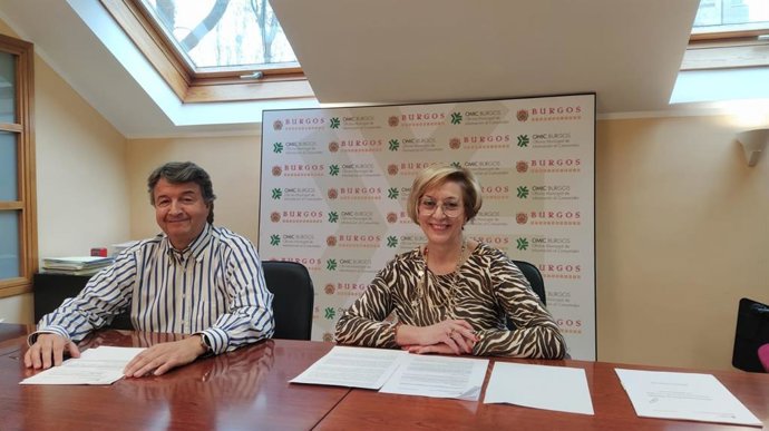 Luis Morcillo, director de la OMIC, y Lola Ovejero, concejal de Consumo.