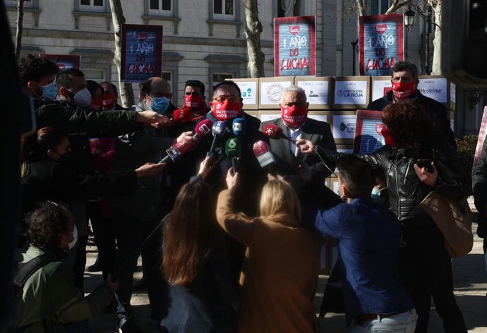 El presidente de Hostelería de España, José Luis Yzuel Sanz, responde a los medios en una concentración convocada frente al Tribunal Supremo por la situación a la que se enfrenta el sector hostelero desde el inicio de la pandemia