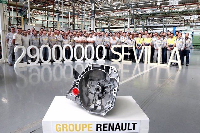 Archivo - Imagen de archivo de la factoría de Renault en Sevilla, cuando alcanzó la producción de su caja de velocidades 29 millones