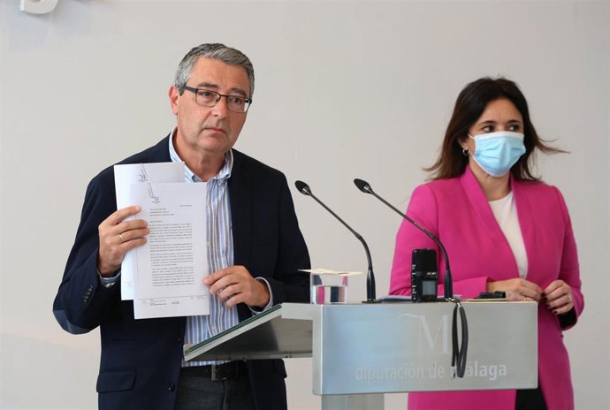 Francisco Salado, presidente de Turismo Costa del Sol y de la Diputación de Málaga, presenta un informe comparativo de destinos durante la crisis del COVID junto a la vicepresidenta segunda de la institución y consejera delegada de TCS, Margarita del Ci