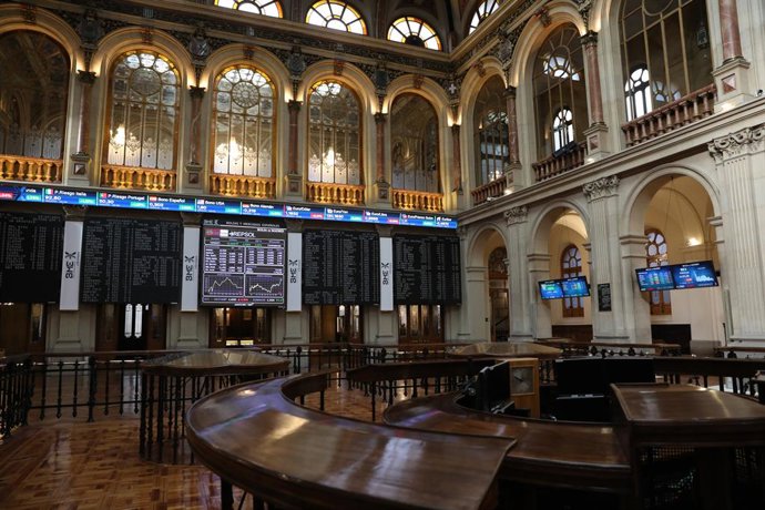Interior del Palacio de la Bolsa, el día en el que ha comenzado la sesión de este viernes con un leve retroceso del 0,07%, en Madrid (España), a 12 de marzo de 2021. Esta regresión llevó al selectivo madrileño a cotizar en los 8.586,80 puntos, mientras 