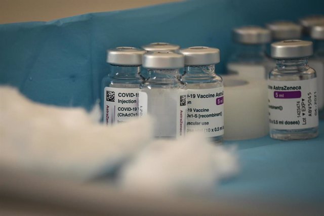 Varios viales con la vacuna de AstraZeneca contra la Covid-19 en el Hospital de campaña de La Fe, en Valencia, Comunidad Valenciana (España), a 15 de marzo de 2021.