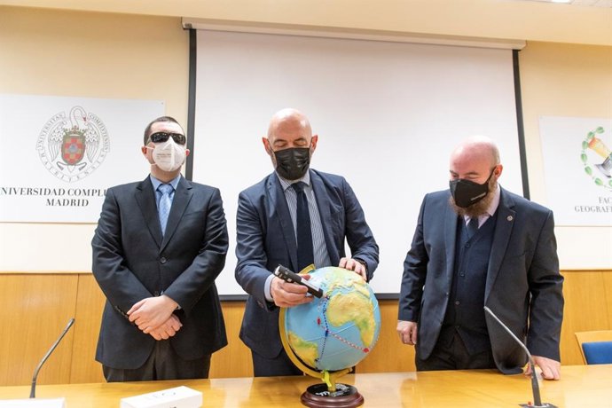 Las personas ciegas ya pueden dar la vuelta al mundo de Magallanes a través de un globo terráqueo accesible