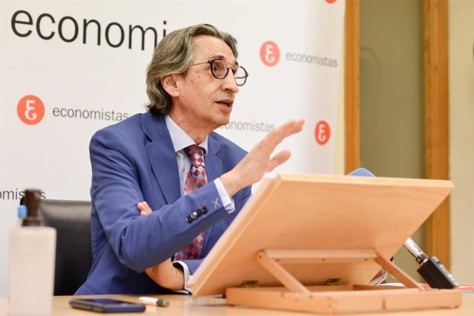 El decano-presidente del Colegio de Economistas de Valladolid, Palencia y Zamora (Ecova) analiza la situación económica de CyL