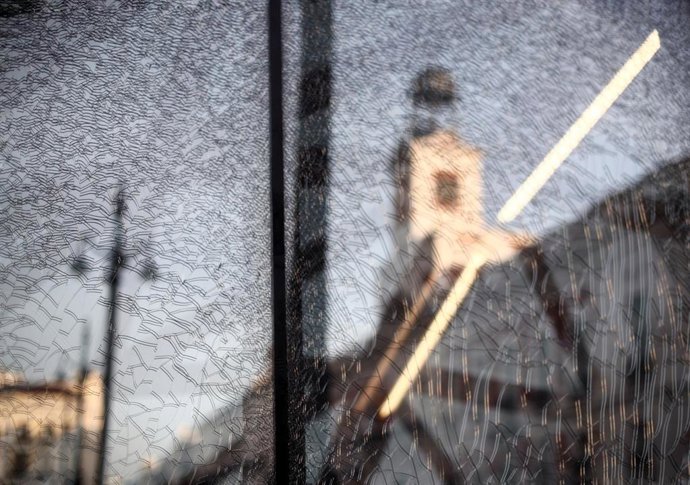 Cristalera rota de la boca de metro de la Puerta del Sol tras una noche de protestas.