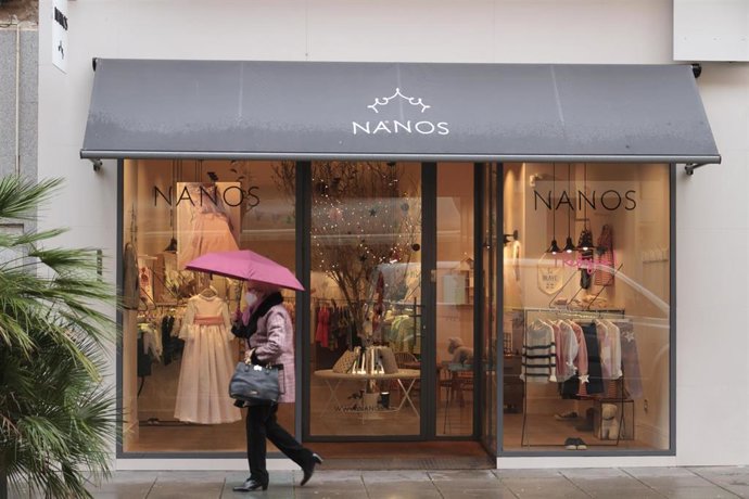 Una persona pasa por delante de un establecimiento abierto durante una jornada marcada por la reapertura de la actividad no esencial, en Logroño, La Rioja, (España), a 22 de febrero de 2021. Desde este lunes 22 de febrero, La Rioja se ubica en el nivel 