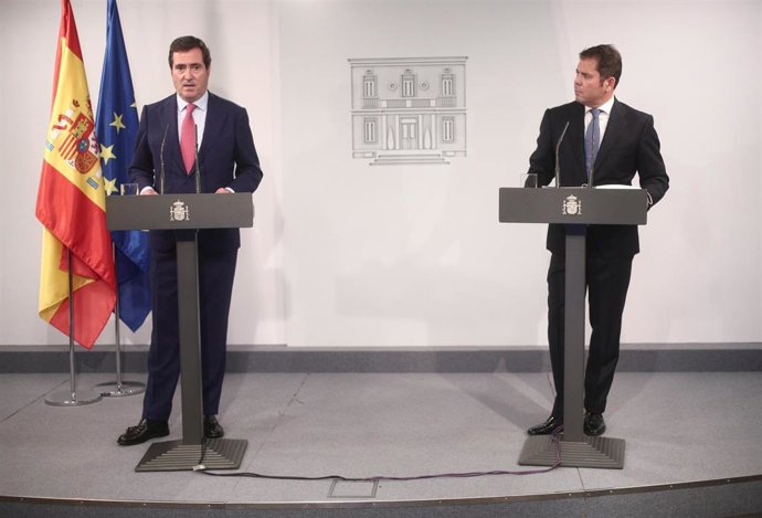 Archivo - (I-D) El presidente de la patronal CEOE, Antoni Garamendi, y el presidente de CEPYME, Gerardo Cuerva, en rueda de prensa tras la constitución con el Gobierno de la Mesa de Diálogo Social para la Recuperación, la Transformación y la Resiliencia