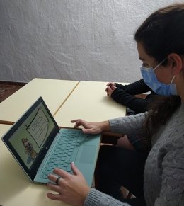 Un alumno con discapacidad intelectual utilizando un ordenador donado por Endesa a la Fundación Talita