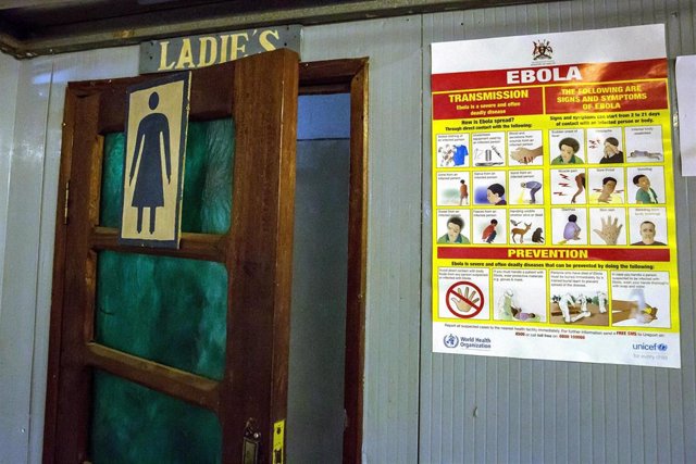 Archivo - Información acerca del ébola a la entrada de un lavabo de mujeres en Aeropuerto Internacional de Goma, en República Democrática del Congo