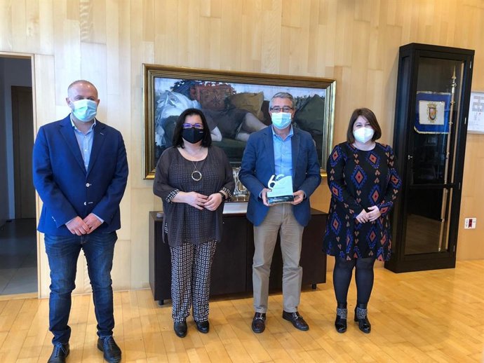 Reunión entre el presidente de la Diputación, Francisco Salado; la vicepresidenta cuarta, Natacha Rivas, con la presidenta de Covirán, Patro Contreras, y uno de los socios de la cooperativa, Daniel Aranda.