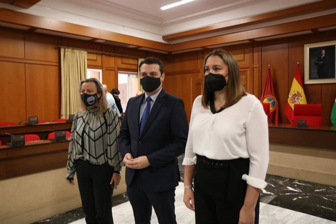 José María Bellido con Isabel Albás y María Luisa Gómez Calero.