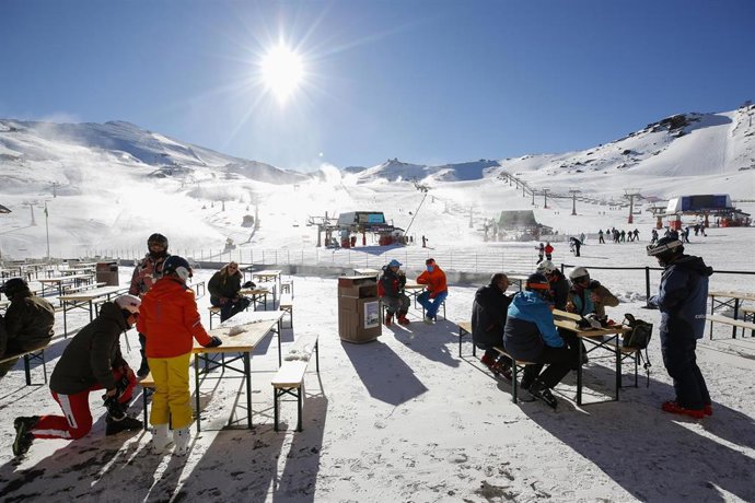 Archivo - Esquiadores  con mascarillas en la estación de esquí de Sierra Nevada en la inauguración de la temporada del pasado 18 de diciembre 2020
