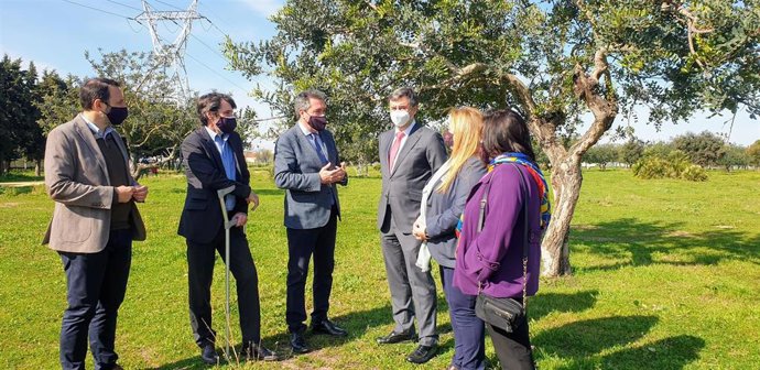 El alcalde y el director general de Endesa en Andalucía y Extremadura, en la visita al parque de Torreblanca
