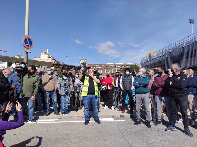 Asamblea de Élite Taxi ante la estación de Sants de Barcelona por la vuelta de Uber a la ciudad