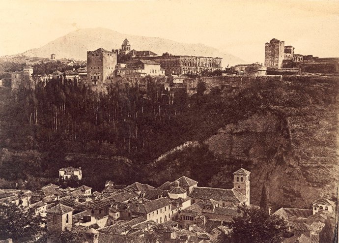 Vista de la Alhambra desde el Albaicín, de Charles Clifford. Colección de fotografías del Archivo de la Alhambra.