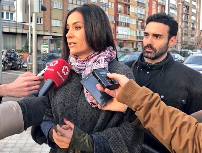 Archivo - Begoña Villacís y Sergio Brabezo atienden a los medios de comunicación