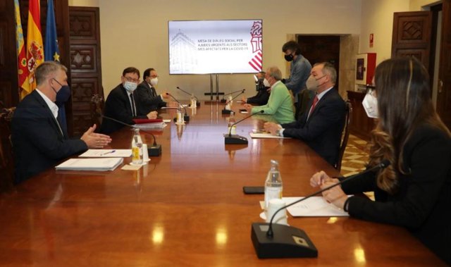 El president Ximo Puig con Juan Cruz (CCOO PV), Ismael Sáez UGT PV), Salvador Navarro (CEV), el conseller de Economía Sostenible, Rafa Climent, conseller de Hacienda, Vicent Soler, y la directora general de Coordinación del Diálogo Social, Zulima Pérez.