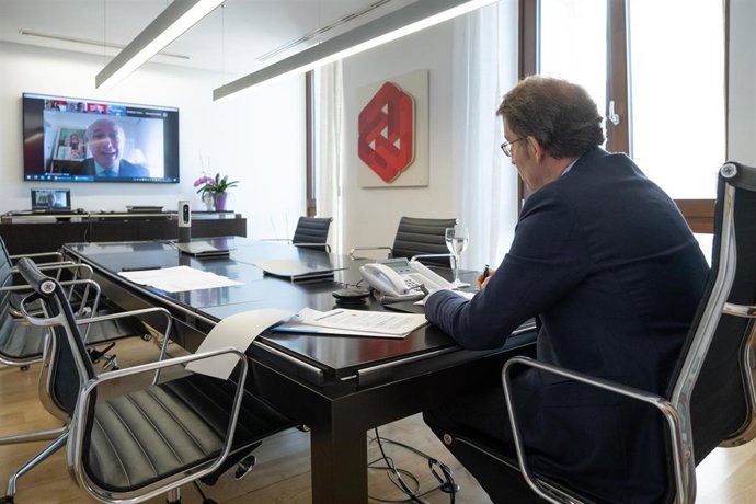 El presidente de la Xunta, Alberto Núñez Feijóo, participa en un encuentro en línea con el presidente de la región francesa de Nueva-Aquitania, Alain Rousset.