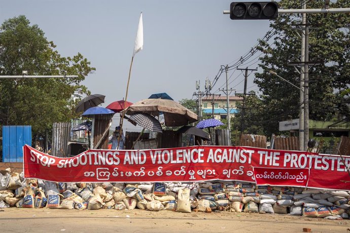 Protesta contra la represión policial en Rangún