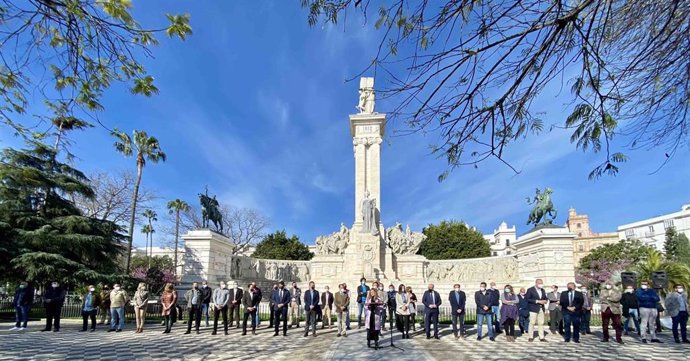 Alcaldes de la provincia frente al monumento de la Constitución de 1812 en Cádiz