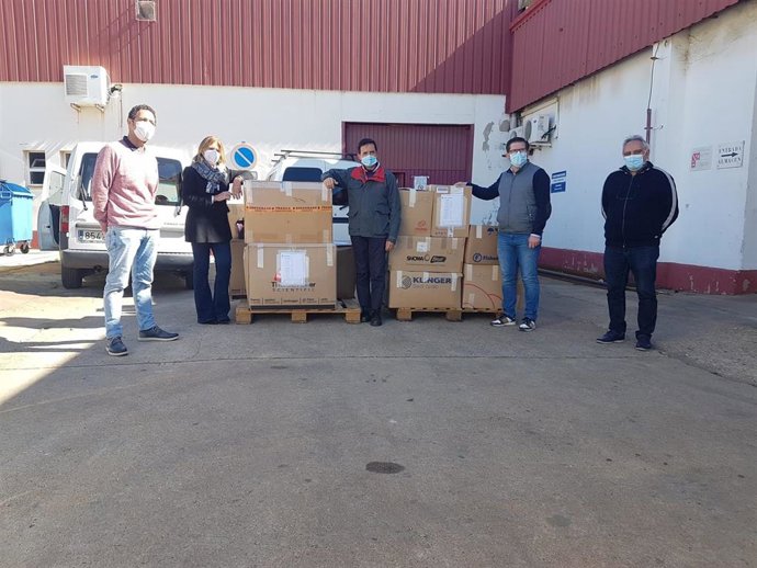 Responsables de los centros a los que Cepsa ha dotado con ropa de trabajo.