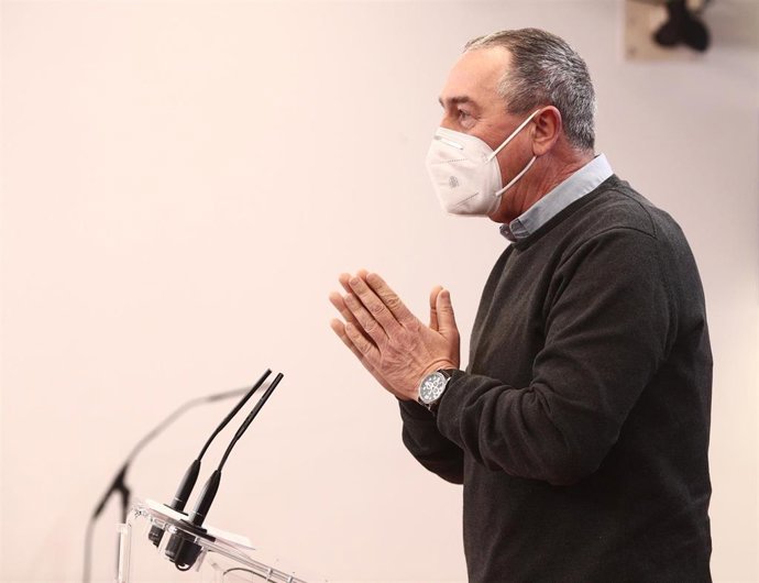 El diputado de Compromís en el Congreso, Joan Baldoví, responde en una rueda de prensa posterior