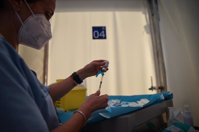 Una profesional sanitaria sostiene una jeringuilla y un vial con la vacuna contra la Covid-19 de AstraZeneca en el Hospital de campaña de La Fe, en Valencia, Comunidad Valenciana (España), a 15 de marzo de 2021. Este lunes comienza la vacunación del perso