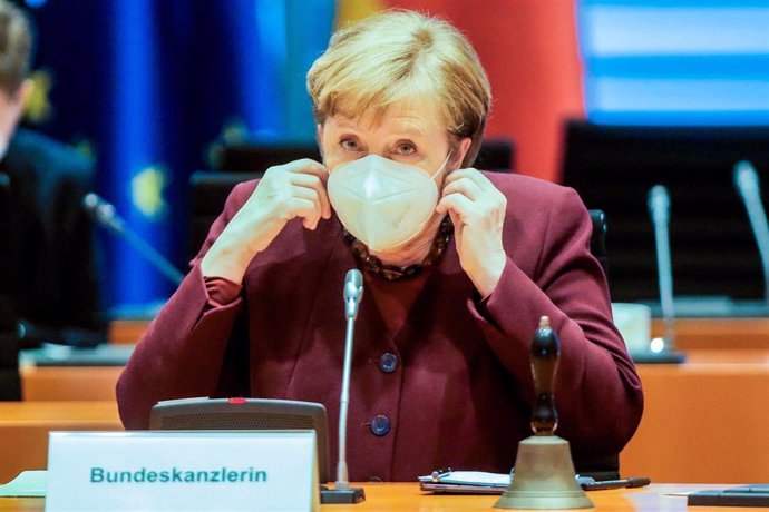 10 March 2021, Berlin: German Chancellor Angela Merkel takes off her mask ahead of the weekly Cabinet meeting at the Chancellery. Photo: Markus Schreiber/AP POOL/AP
