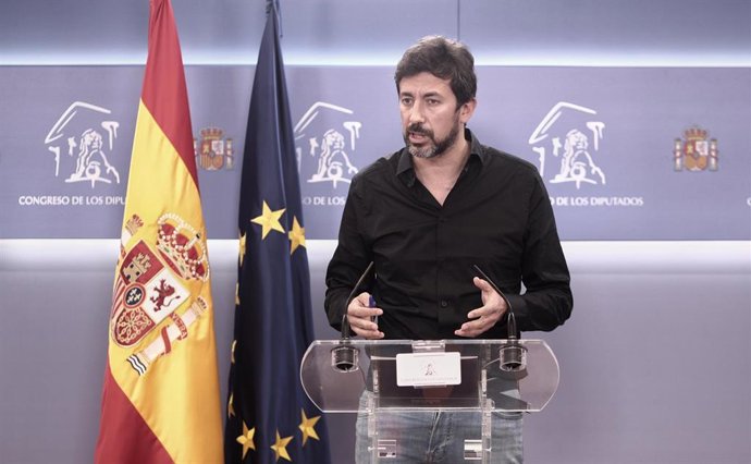 Archivo - El diputado de Galicia en Común, Antón Gómez-Reino, responde a los medios en una rueda de prensa de la Junta de Portavoces convocada en el Congreso de los Diputados, en Madrid, (España), a 2 de febrero de 2021.