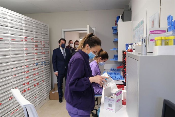 Mañueco en un momento de su visita a la residencia de mayores Puente de Hierro