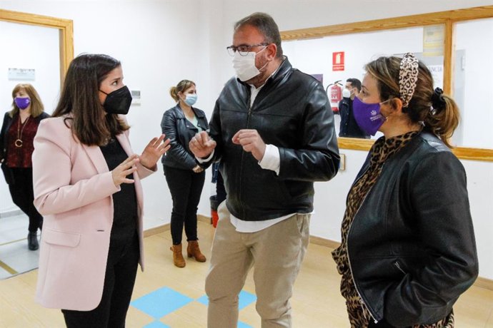 Nota De Prensa: Visita Isabel Gil Rosiña A Centro Clara Campoamor