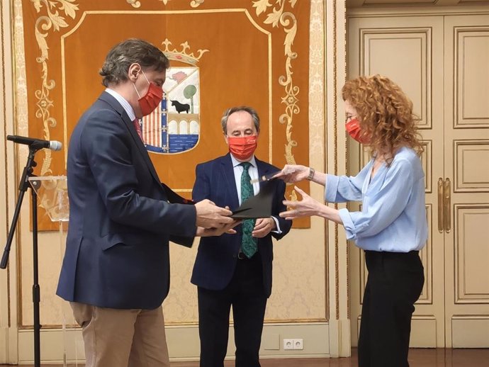 El alcalde de Salamanca, el presidente provincial de Cruz Roja y la concejal de Familia e Igualdad de Oportunidades, de izquierda a derecha, en el Ayuntamiento este martes.