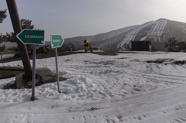 Dos carteles que indican la dirección a las pistas de Escaparate y Telégrafo en la estación de esquí de Navacerrada, en Madrid (España).