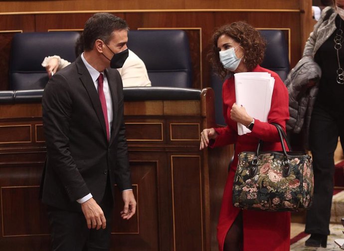 Archivo - El presidente del Gobierno, Pedro Sánchez, conversa con la ministra de Hacienda, María Jesús Montero, durante el debate del Proyecto de Ley de Presupuestos Generales del Estado para el año 2021, en el Congreso de los Diputados.