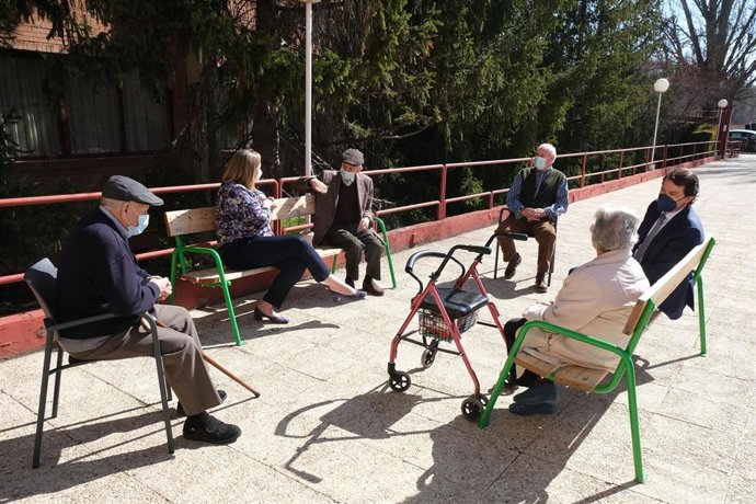 Mañueco conversa con algunos de los residentes del centro Puente de Hierro de Palencia
