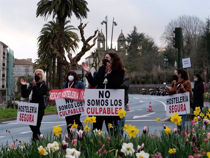 Archivo - Varias personas participan en una manifestación para exigir un rescate del sector de la hostelería en el Parque La Alameda de Santiago de Compostela, en A Coruña (España), a 13 de marzo de 2021. 