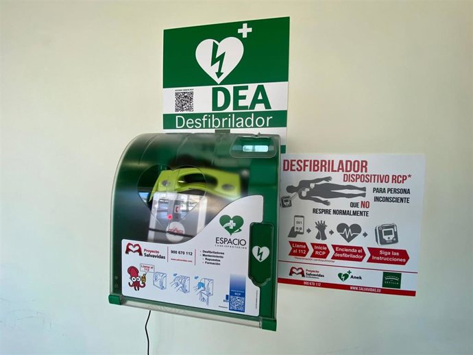 Los nuevos desfibriladores se suman a los 15 con los que ya cuentan las instalaciones deportivas alcalareñas.