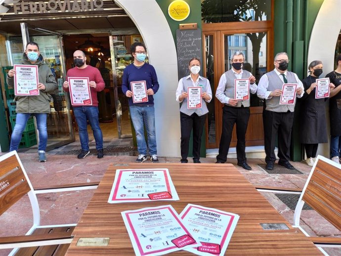 Concentración de hosteleros frente a sus negocios en Gascona, Oviedo, como protesta por el año de cierre del sector.