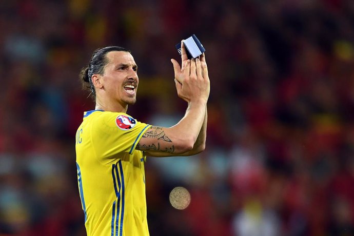Archivo - FILED - 22 June 2016, France, Nice: Sweden's Zlatan Ibrahimovic reacts after the UEFA Euro 2016 Group E soccer match between Sweden vs France at the Stade de Nice. Veteran AC Milan forward Zlatan Ibrahimovic announced a fundraiser on Wednesday