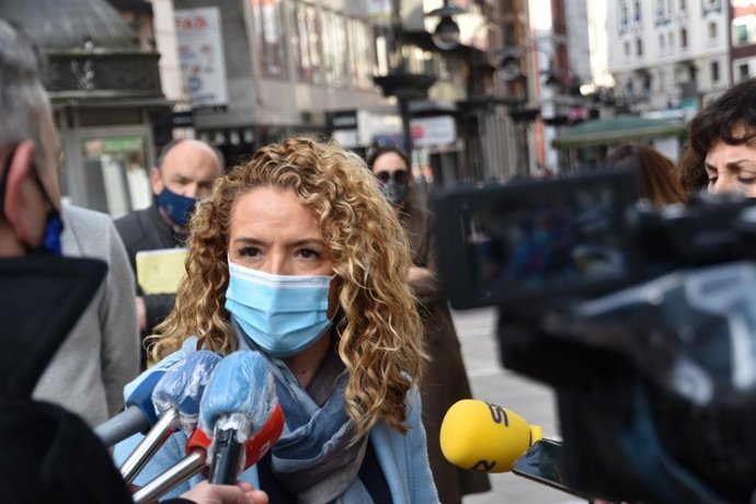 Archivo - La presidenta del PP y portavoz en la Junta General del Principado, Teresa Mallada, en la calle Palacio Valdés de Oviedo.