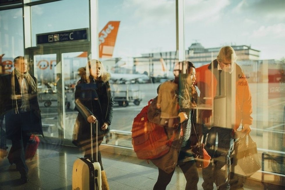 Viajeros en un aeropuerto.