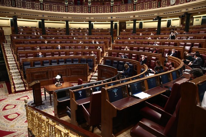 Miembros del Congreso sentados en el hemiciclo durante una sesión plenaria celebrada en el Congreso de los Diputados