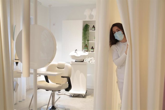 La peluquera Rosana Calvo posa en su establecimiento durante una jornada marcada por la reapertura de la actividad no esencial, en Logroño, La Rioja, (España), a 22 de febrero de 2021