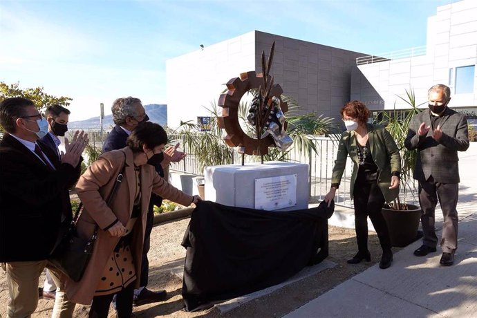 La UMA homenajea a los trabajadores sociales con una escultura en la Facultad que imparte la titulación