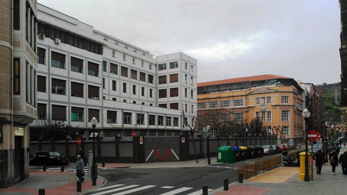 Edificio de la escuela de Magisterio (BAM) junto al Colegio Cervantes de Bilbao