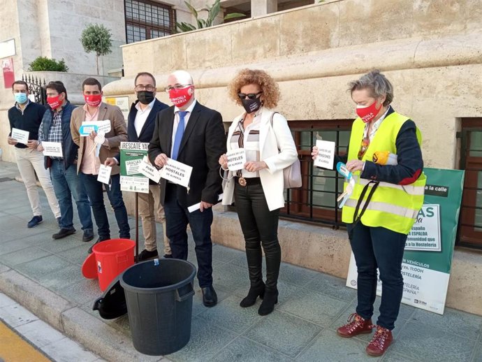 Hosteleros de Almería tiran a la basura simbólicamente las llaves de sus negocios