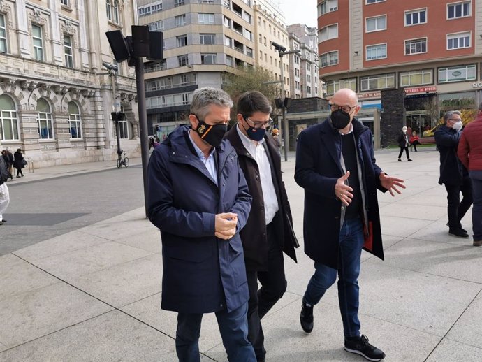 El líder de Cs Cantabria, Félix Álvarez (derecha), con los concejales de Cs en el Ayuntamiento de Santander, Javier Ceruti (izda) y Felipe Pérez Manso (centro)