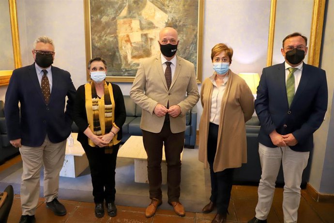 El presidente de la Diputación de Córdoba, Antonio Ruiz (centro), tras la firma del convenio para el 'Camino Natural del Aceite'.